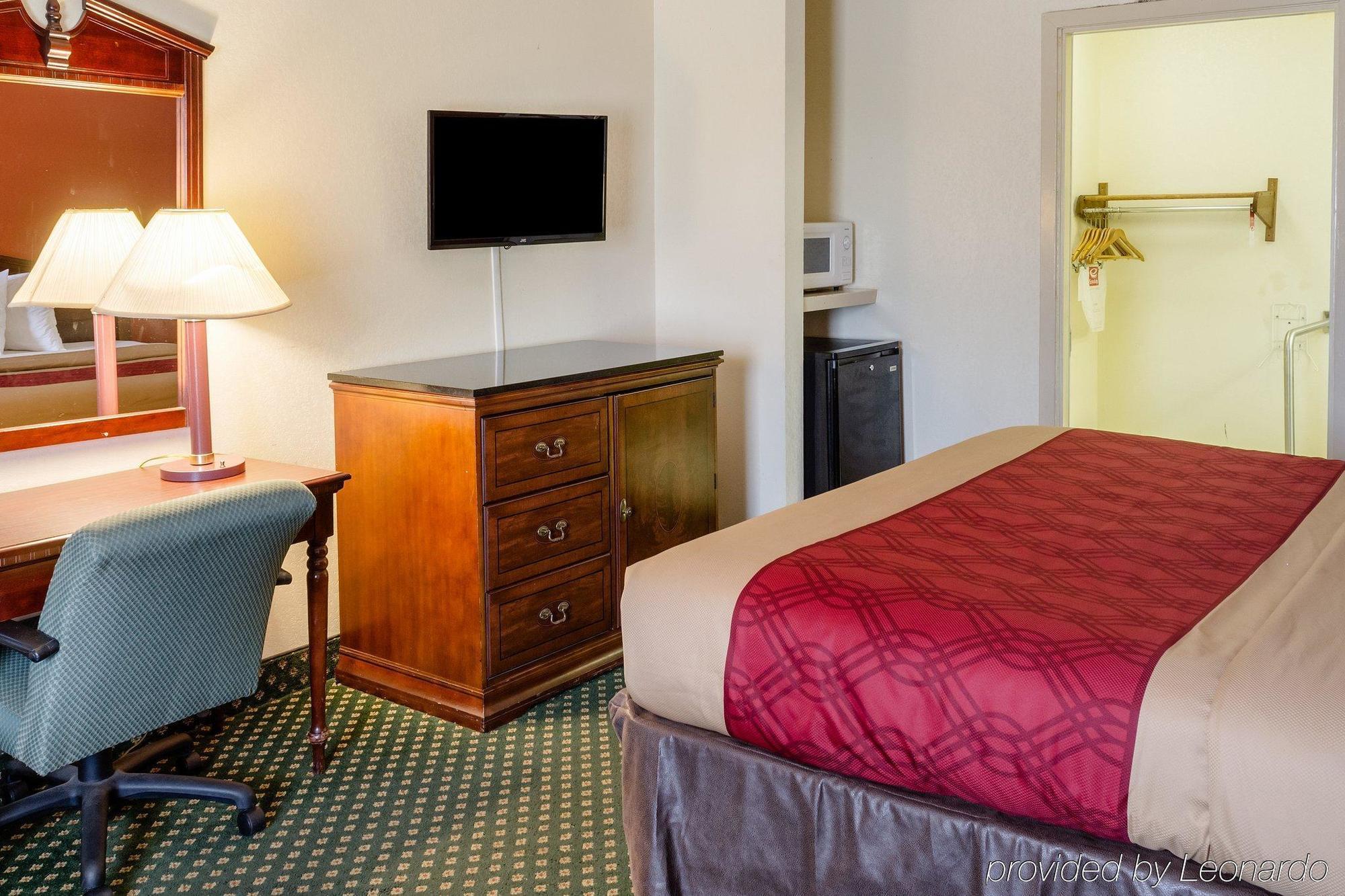 Econo Lodge Inn & Suites Филадельфия Экстерьер фото