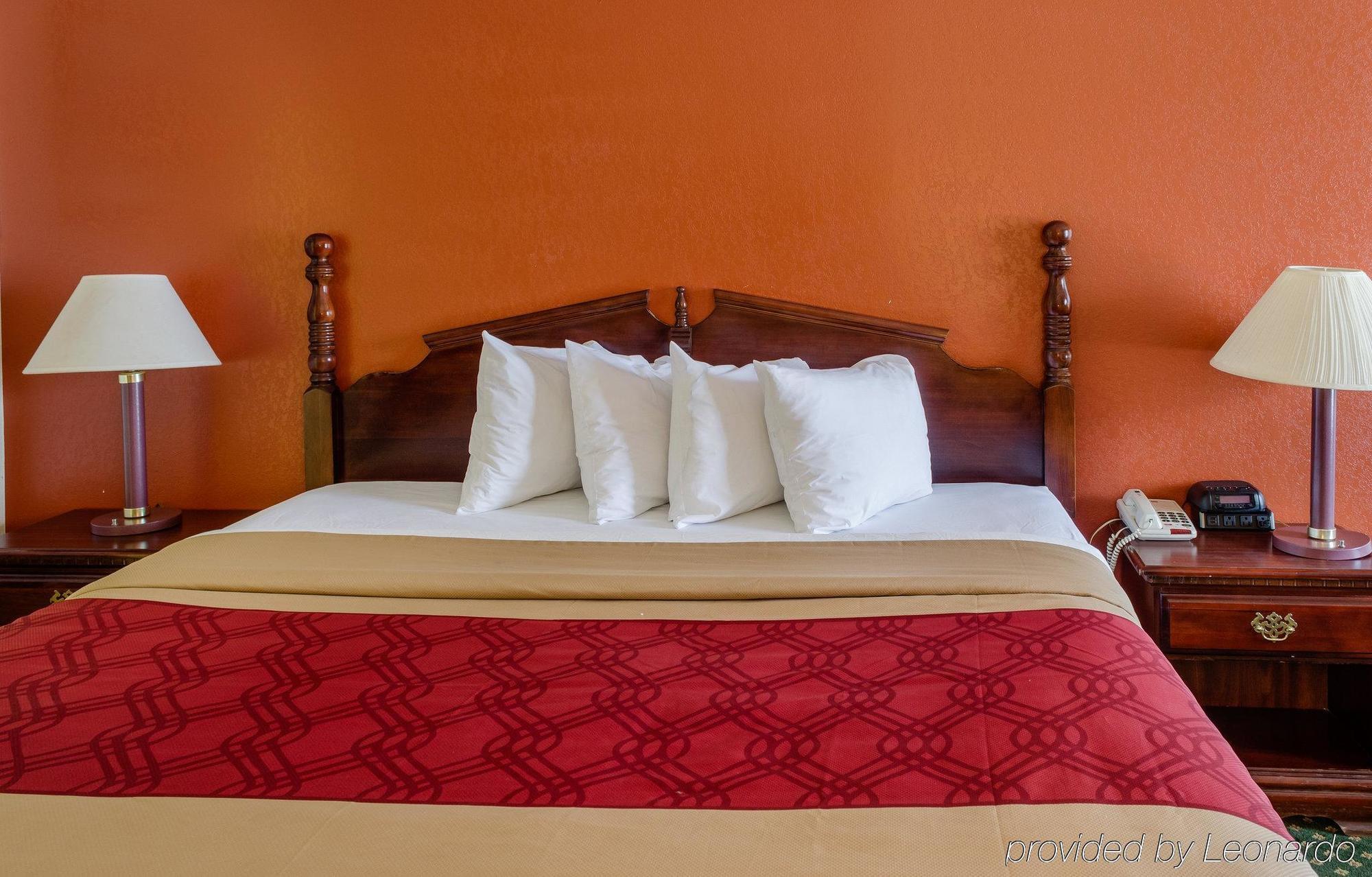 Econo Lodge Inn & Suites Филадельфия Экстерьер фото